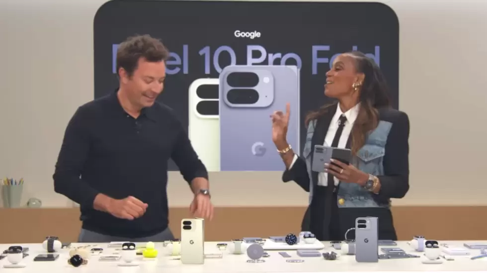Jimmy Fallon con la ejecutiva de productos de Google, Adrienne Lofton