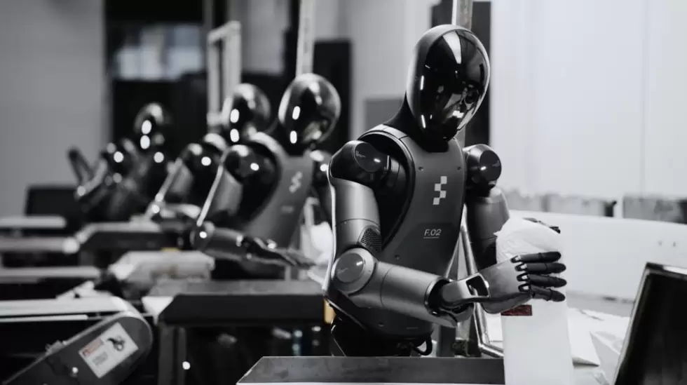 Figuras de robots humanoides en accin.