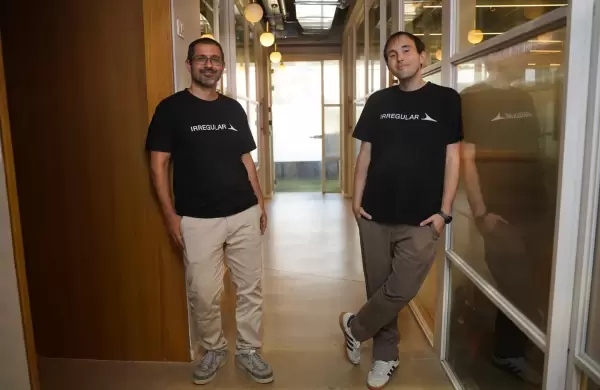 La startup a la que OpenAI y Anthropic pagan US$ 450 millones para desafiar a sus IA