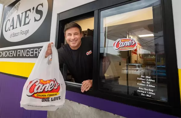El empresario más rico del fast-food: pasó de pescar salmón en Alaska a crear un imperio de pollo frito