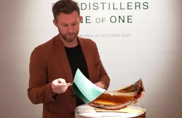 Botellas que parecen arte y precios millonarios: as es la subasta de whisky ms exclusiva del mundo