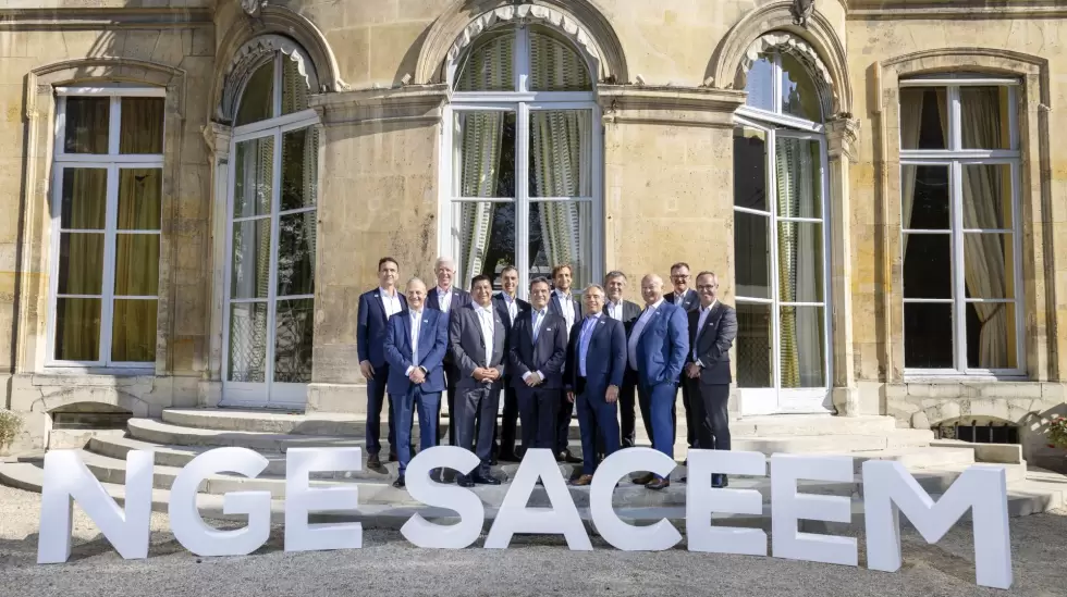 Firma del acuerdo en Pars entre NGE y Saceem. Foto: Difusin NGE y Saceem.