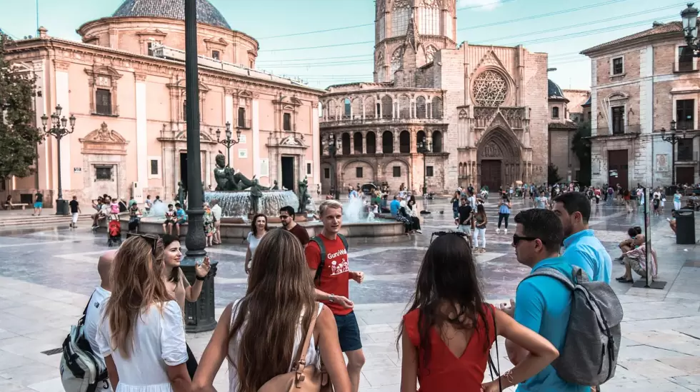 Un gua de turismo con su grupo.