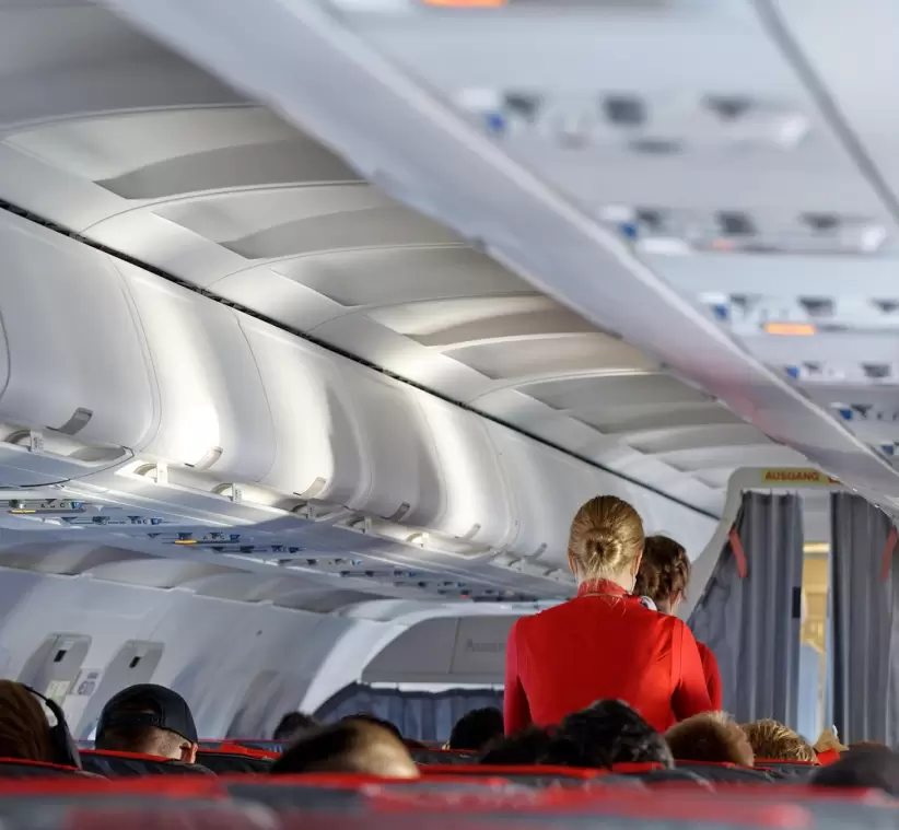 Tripulantes de cabina trabajando en un avión.