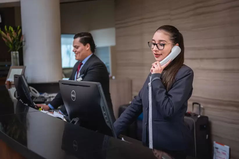Recepcionistas de un hotel.