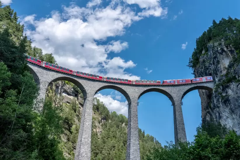 El Bernina Express cruza el viaducto de Landwasser cerca de Filisur, Suiza.