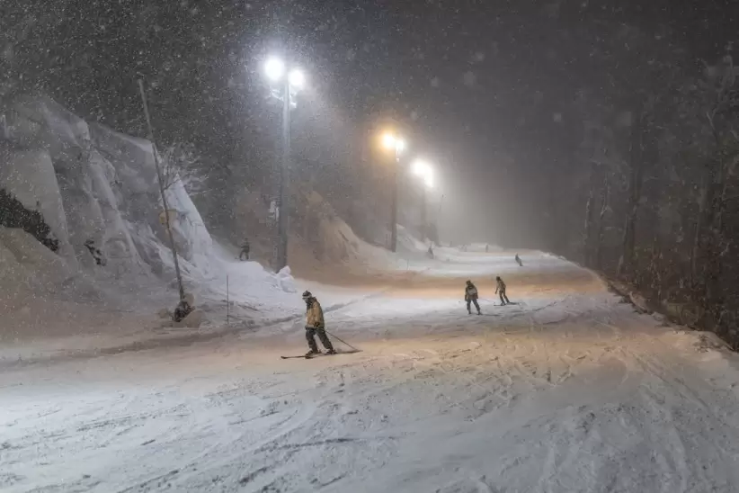 El esquí y el snowboard nocturnos son actividades muy populares.
