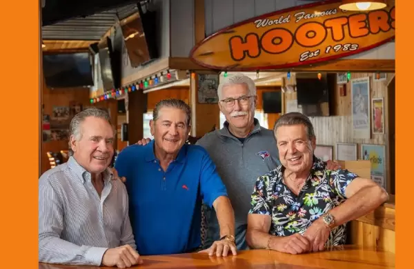 Tienen 70 años, son amigos hace décadas y juntaron US$40 millones para recuperar Hooters, el negocio de sus vidas