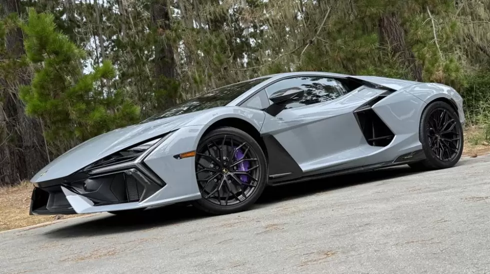 El nuevo Lamborghini Revuelto es el primer modelo hbrido enchufable de la compa