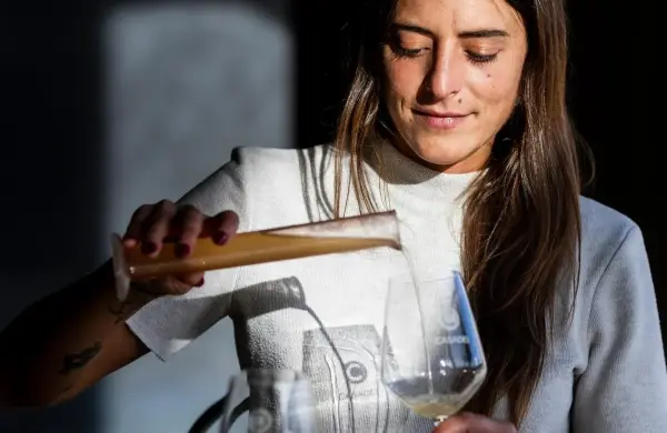 La joven italiana que desafía a la industria y elabora vinos con una técnica de hace 8.000 años
