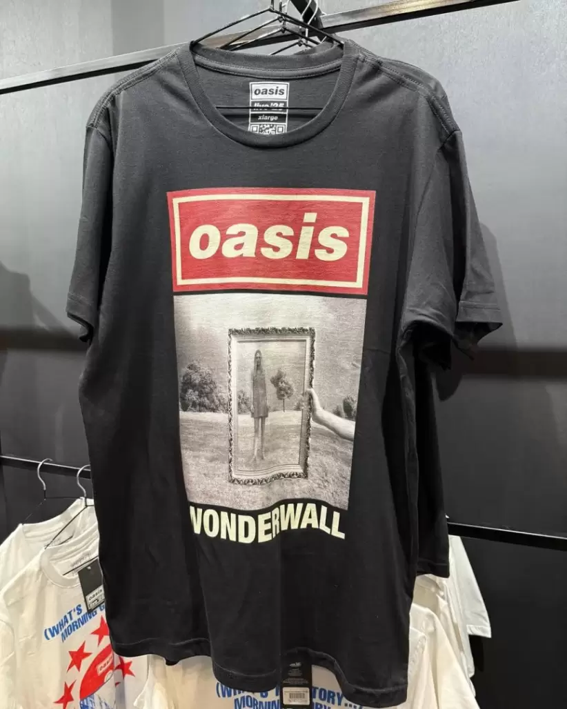 oasis desato la locura en palermo 🎸 el sabado abrio la fan store oficial y el britpop tomo buen