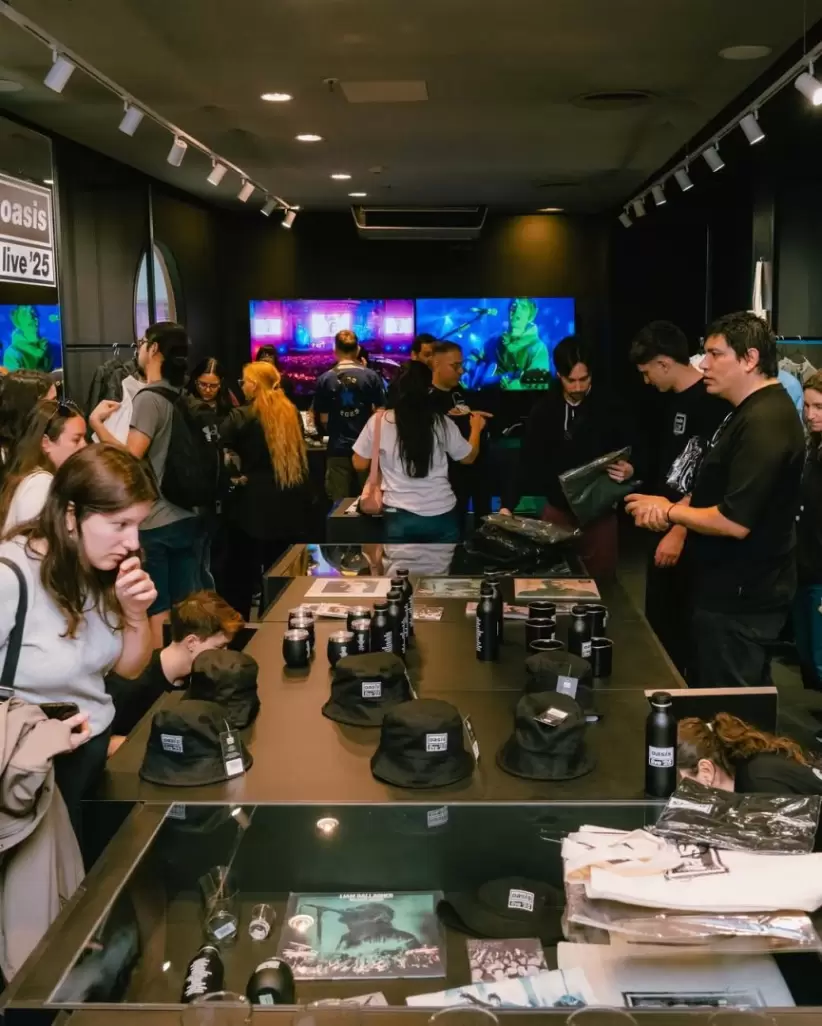 oasis desato la locura en palermo 🎸 el sabado abrio la fan store oficial y el britpop tomo buen