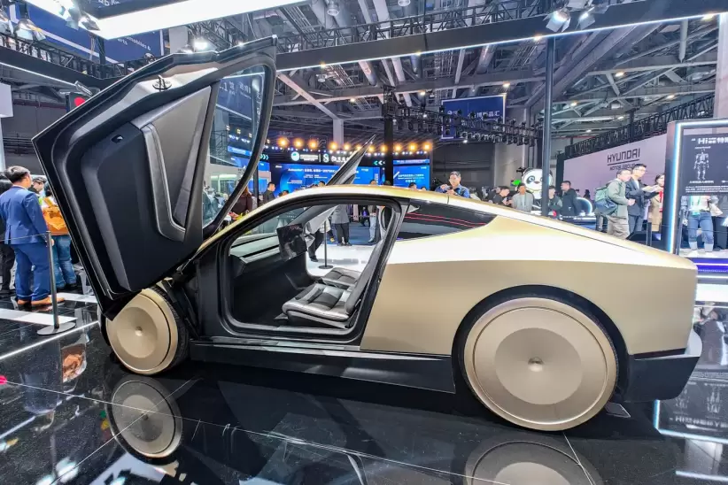 Un Tesla Cybercab expuesto en la Exposición Internacional de Importaciones de China en Shanghai.