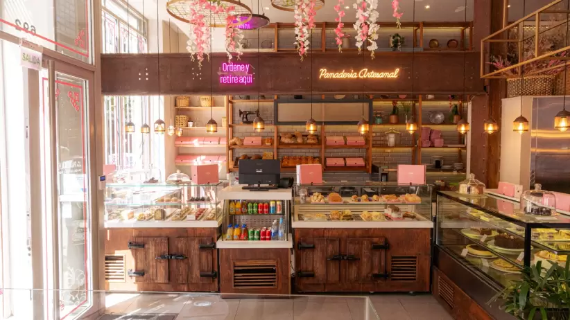 La cadena combina nostalgia, estética cuidada y una propuesta gastronómica que viaja entre lo clásico y lo reconfortante.
