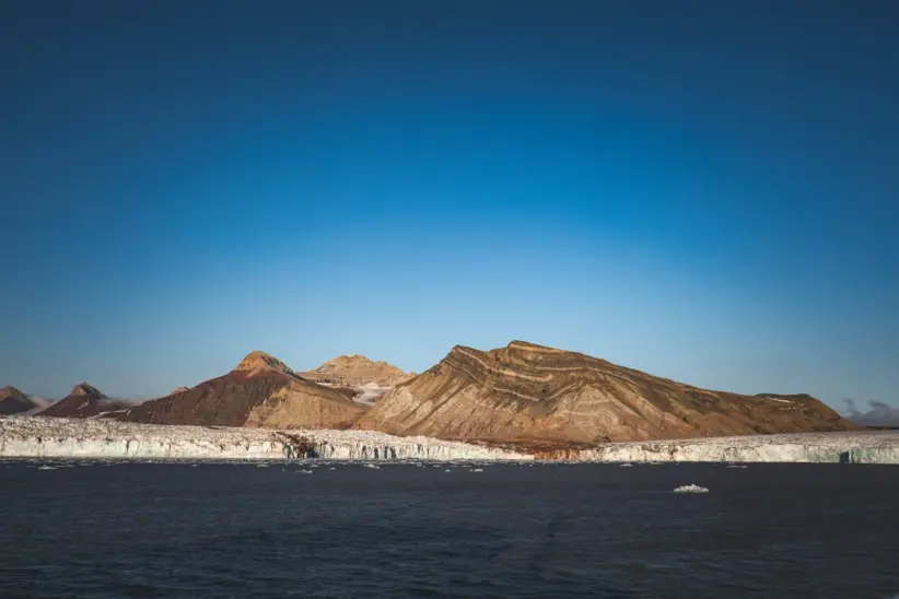 Impresionante Paisaje De Montañas Y Glaciares Del ártico