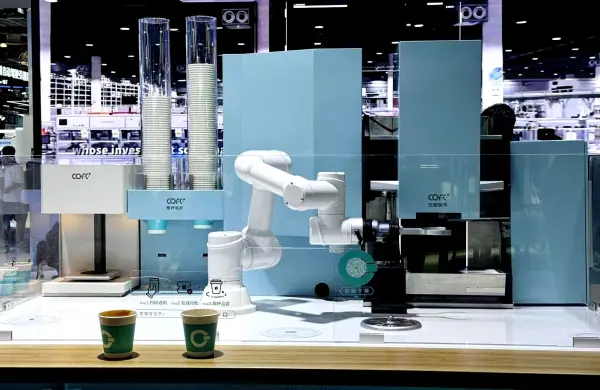 Café en 50 segundos: importó el primer robot barista de Uruguay y prepara plan piloto con kioskos de Montevideo