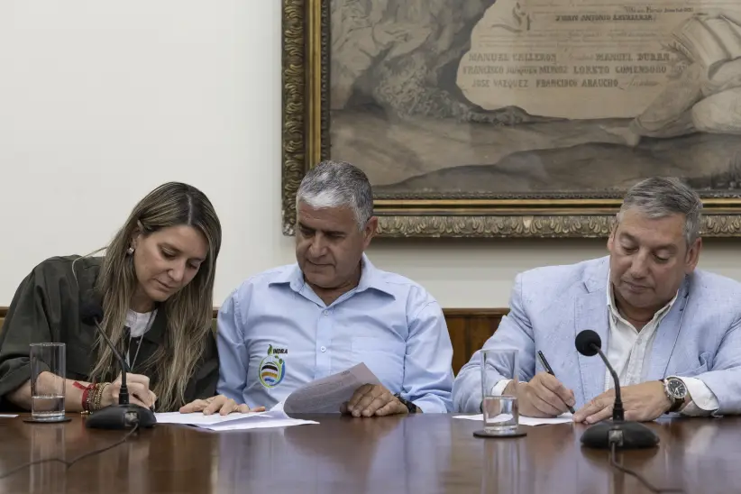 Firma de convenio entre Coca Cola Uruguay, Coca Cola FEMSA y la Intendencia de Florida. Foto: Nicolás Garrido.