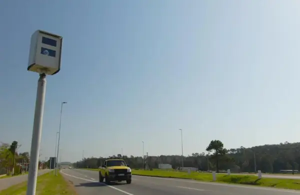 Multas a turistas en Uruguay: cómo chequearlas, dónde pagar, montos y qué cambió en el trámite del peaje