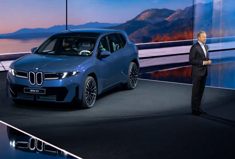 Oliver Zipse, presidente del Consejo de Administración de BMW, presentó el BMW iX3 previo al inicio del Salón Internacional del Automóvil