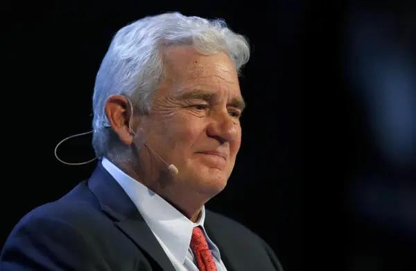 Quién es el multimillonario del petróleo que ahora busca construir su legado a través de una destilería de whisky