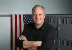 Quién es "patriota del plástico" que Trump eligió para regular el comercio 