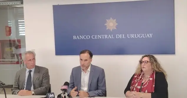 Conferencia de prensa en el BCU. Foto: Forbes.