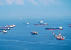 Los buques petroleros ya evitan el Estrecho de Ormuz y la tensión en Medio Oriente sacude al mercado energético