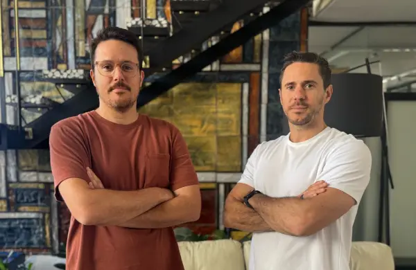 Vieron la idea en un parque de diversiones y crearon una varita inteligente con IA: los emprendedores uruguayos detrás de Magic Wonders