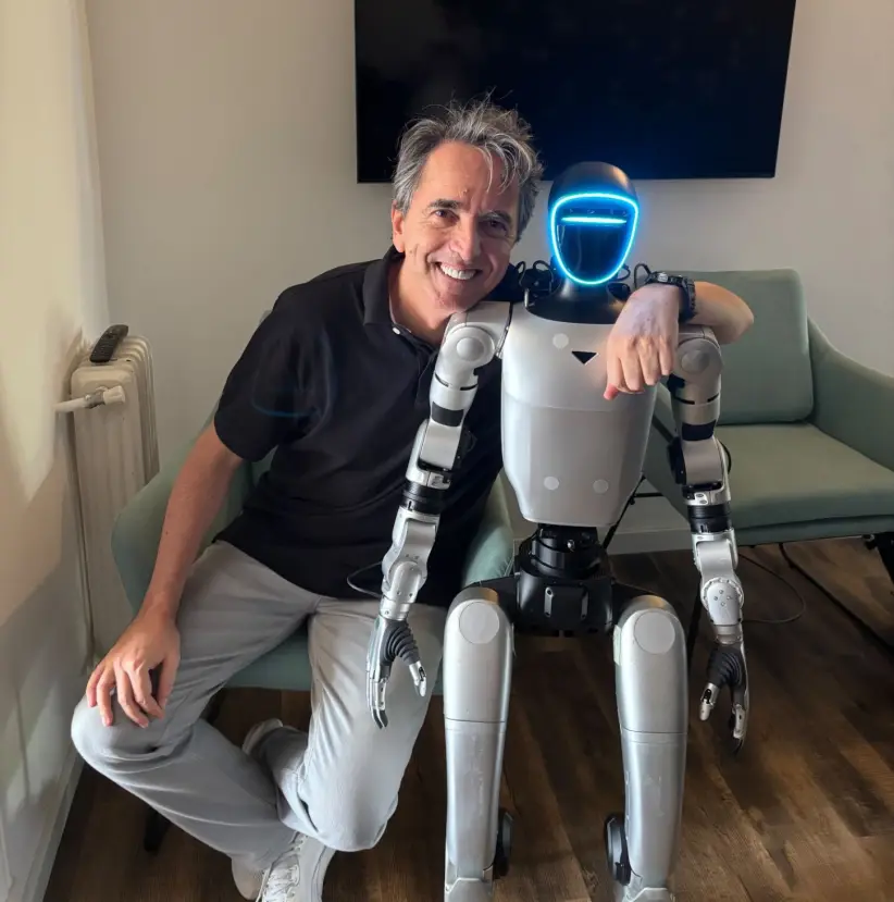 Guillermo Varela, VP de Marvik, junto al robot William Marvik