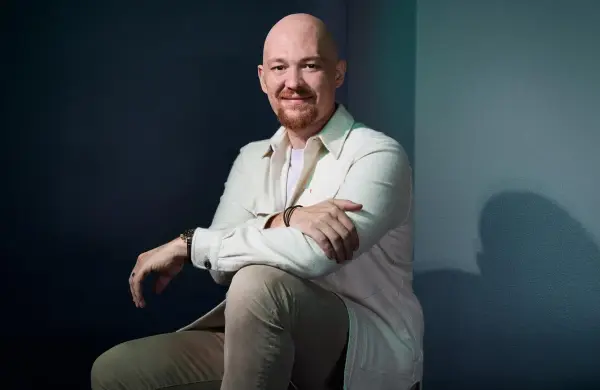 De programar en cibercafés para comprarse una PlayStation a construir un imperio de US$9.000 millones