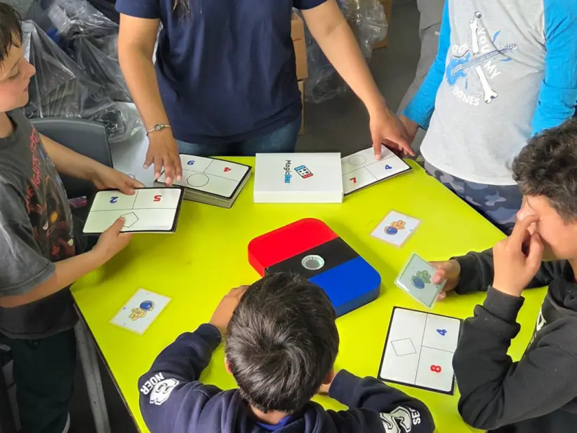 Niños usando una MagicBox en el aula