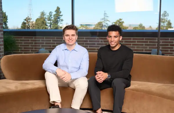 Dos veinteañeros encontraron una mina de oro de la IA y ya factura US$ 100 millones