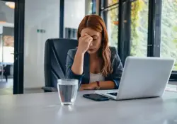 Cómo la incertidumbre en el trabajo alimenta el síndrome del impostor y qué hacer si te sentís así