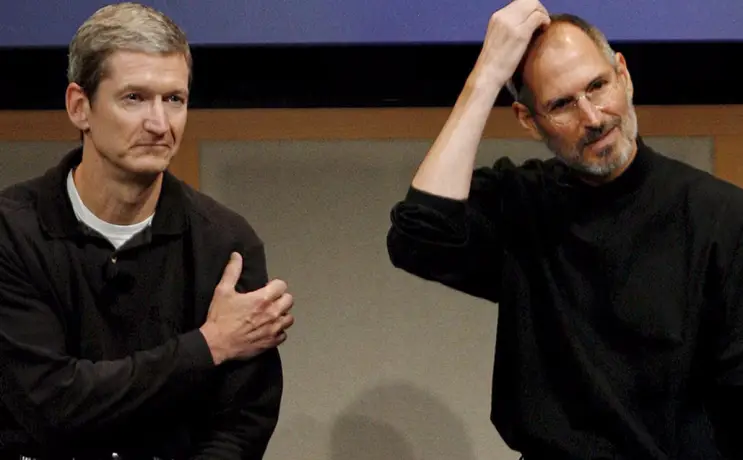 Tim Cook junto a Steve Jobs