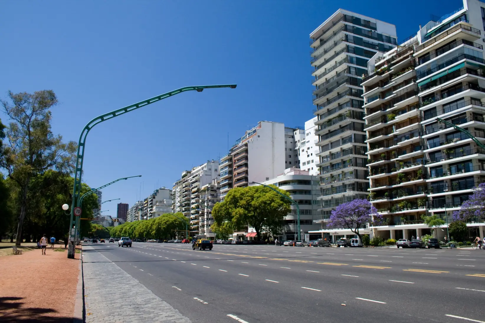 Palermo, Avenida Del Libertador - SE PUEDE USAR - (Foto: https://www.flickr.com/people/pedro_angelini/, CC BY 2.0, via Wikimedia Commons)