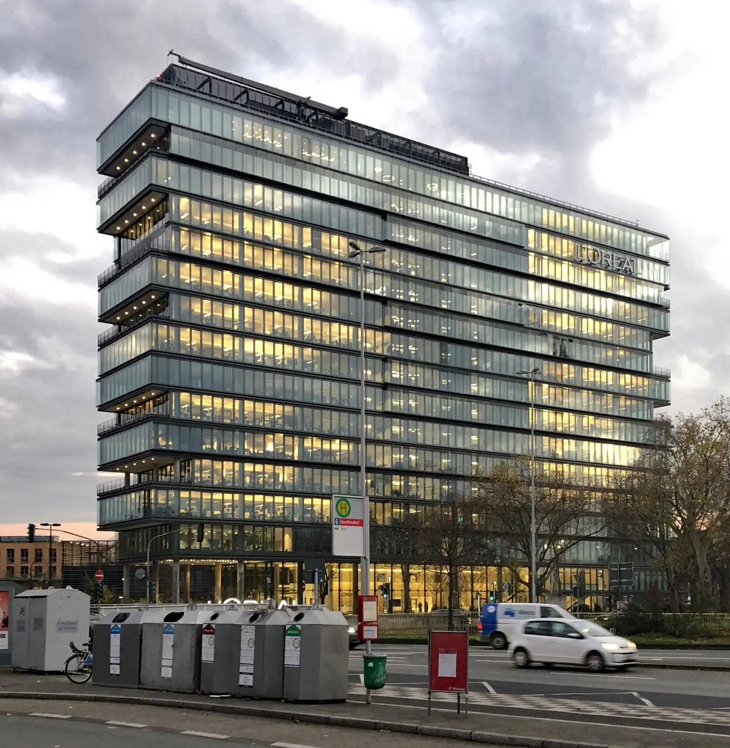 SE PUEDE USAR/L'Oreal (Foto: Jula2812, CC BY-SA 4.0 <https://creativecommons.org/licenses/by-sa/4.0>, via Wikimedia Commons).