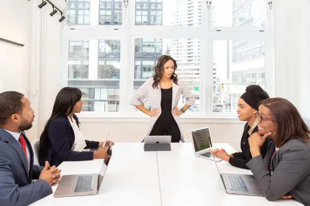 Grupo De Personas Sentadas Frente A La Mesa. (Foto: Pexels)
