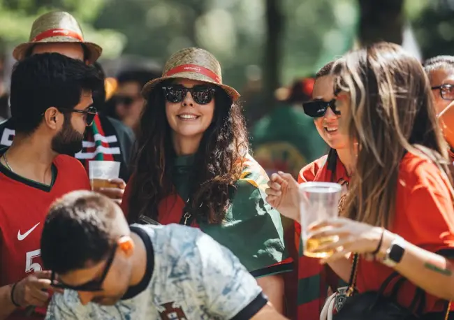 Fotos de stock gratuitas de @al aire libre, adultos jovenes, aficionados al fútbol