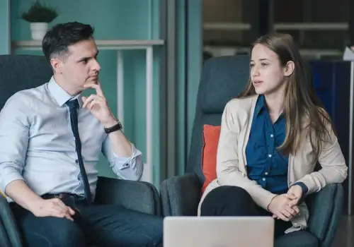 Conversaciones difíciles en el trabajo: qué hacen distinto los líderes en los primeros 90 segundos