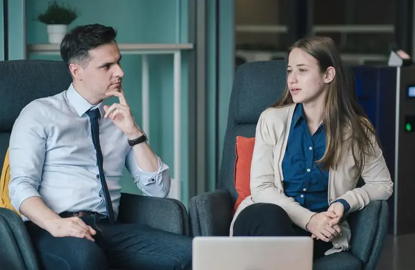 Conversaciones difíciles en el trabajo: qué hacen distinto los líderes en los primeros 90 segundos
