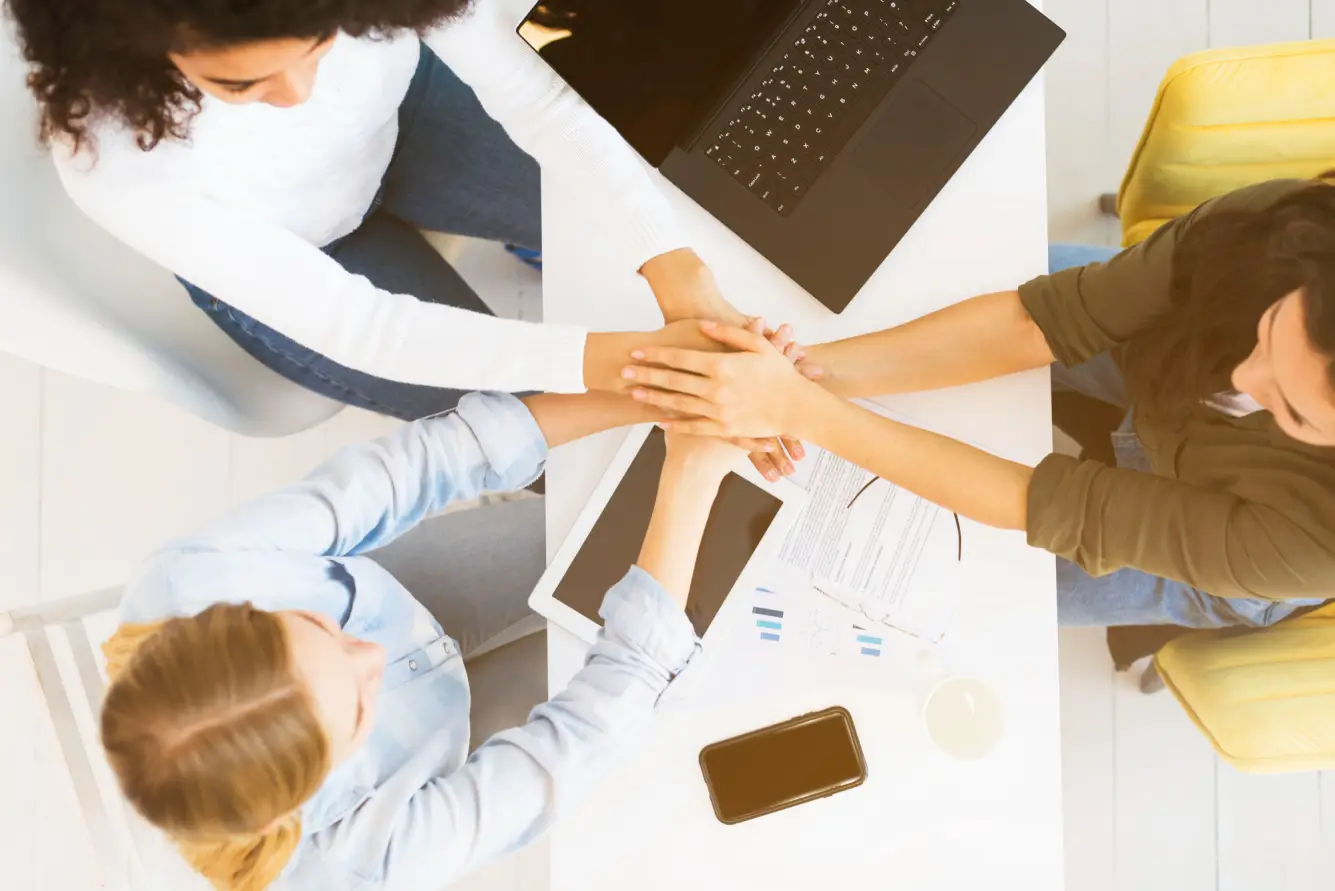 liderazgo, empresarias, acuerdo, manos, reunión, mujeres. FREEPIK