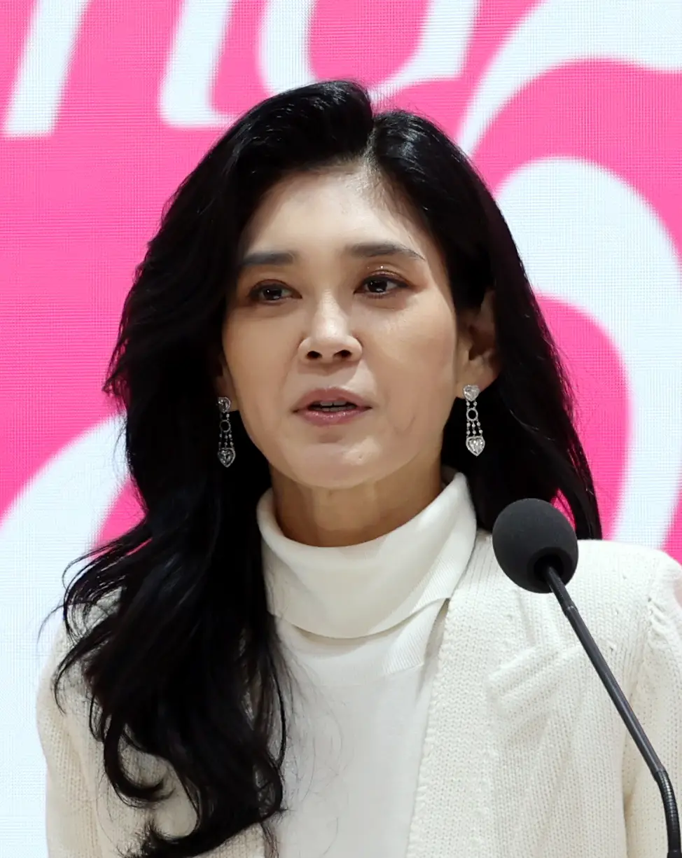 SE PUEDE USAR/Lee Boo-jin (Foto: Republic of  Korea, CC BY-SA 2.0 <https://creativecommons.org/licenses/by-sa/2.0>, via Wikimedia Commons).