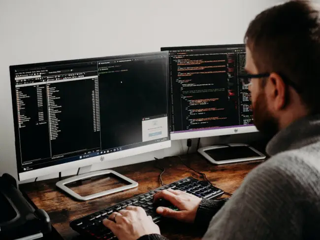 Fotos de stock gratuitas de campamento base, codificación de software, codificando. (Foto: Pexels)