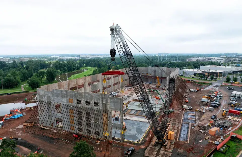 La construcción de data centers para IA se enfrenta a obstáculos políticos y de infraestructura