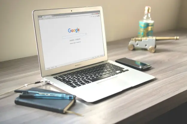 Macbook Air En Mesa De Madera Gris. (Foto: Pexels)
