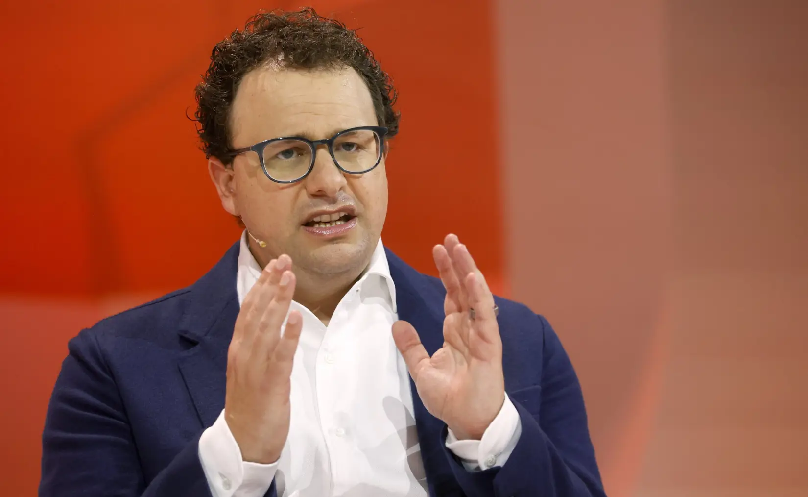 El CEO de Anthropic insta a sus competidores a desacelerar el desarrollo de la IA y Musk lo apoya