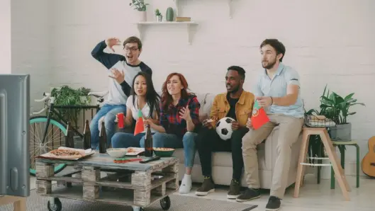 Fotos de stock gratuitas de adentro, adultos jovenes, alegre. (Foto: Pexels)