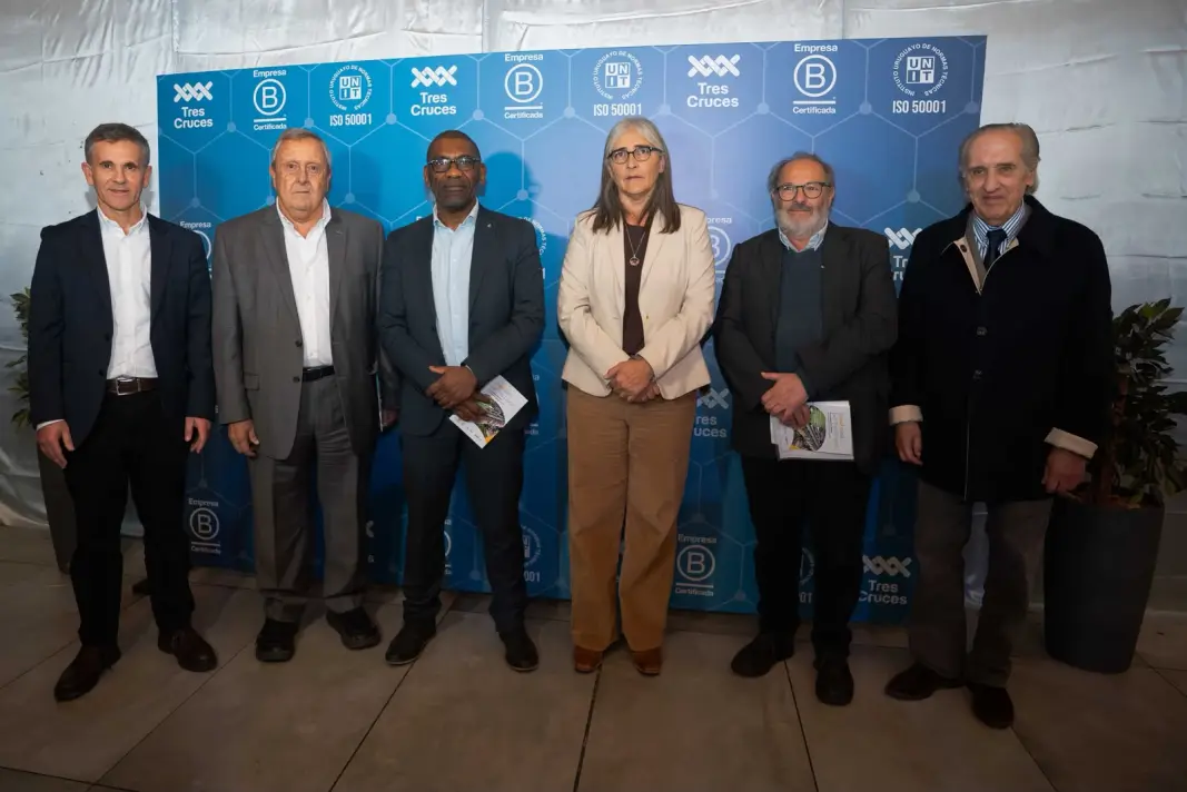Autoridades de gobierno y representantes de Tres Cruces. Foto: Gentileza.