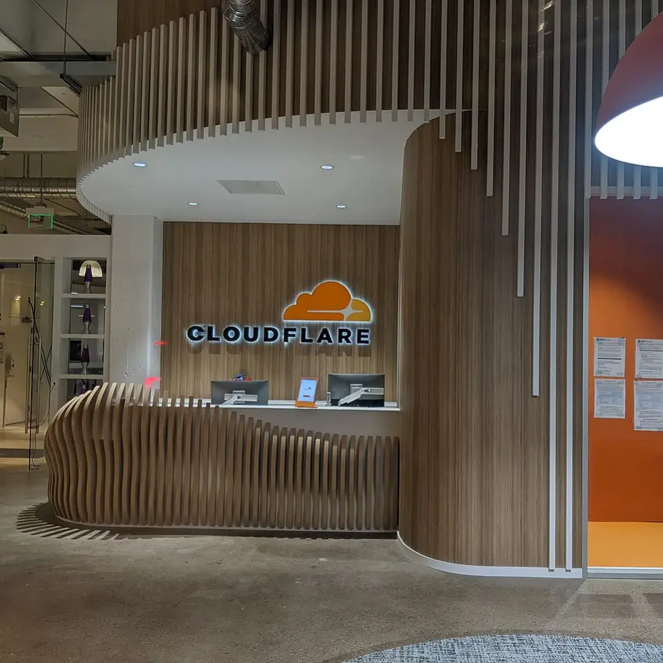Cloudflare (SE PUEDE USAR) Crédito: HaeB- Wikimedia Commons