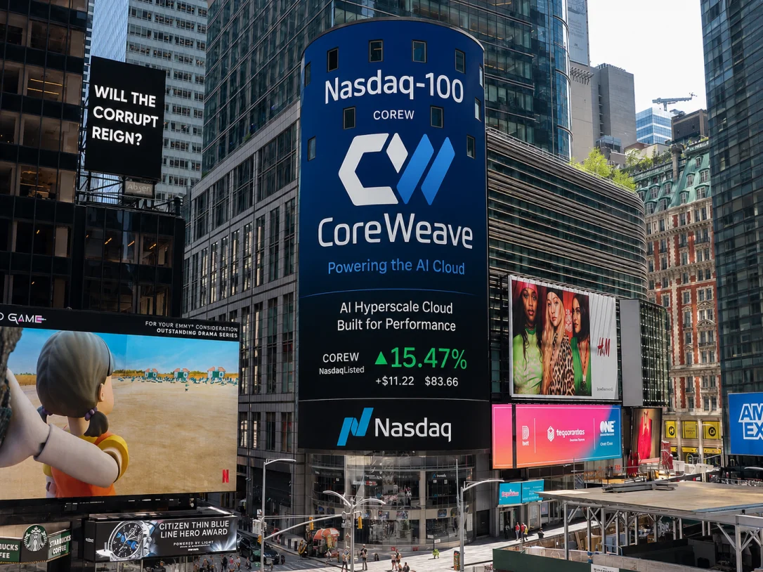 El nombre de CoreWeave aparece en una pantalla del Nasdaq, en Nueva York. La compañía enfrenta desafíos para financiar su expansión en IA (Imagen creada con IA).